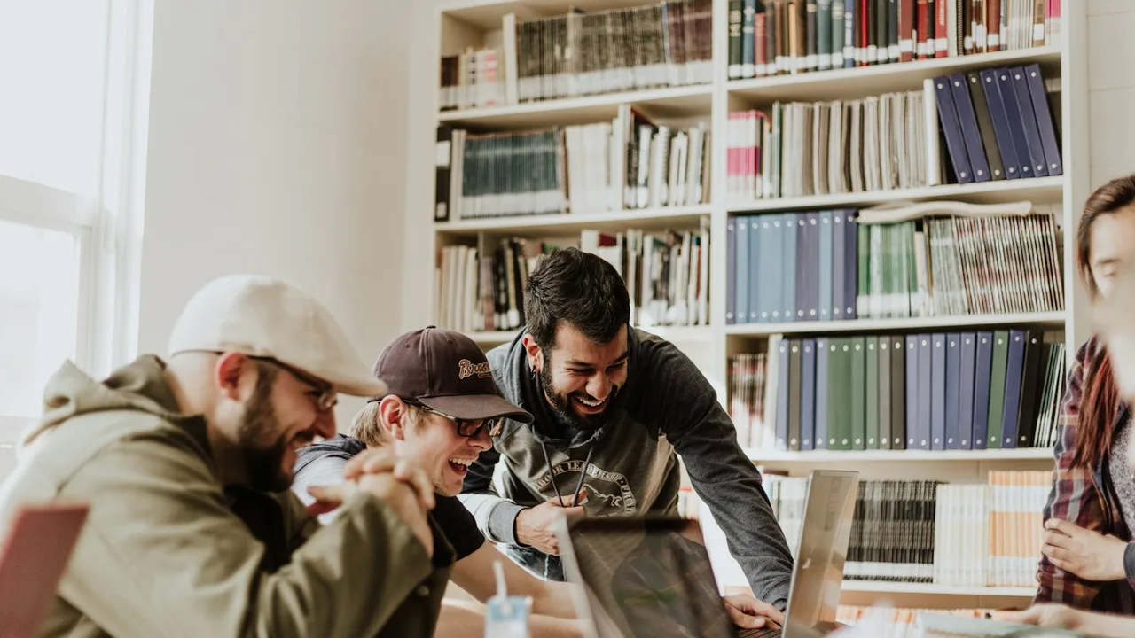 Jeunes participants réunis lors d'un atelier éducatif et participatif